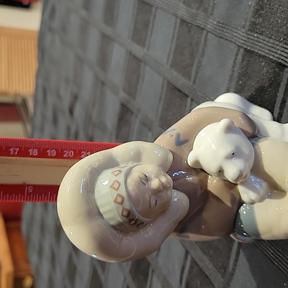 Lladro Eskimo child w Polar Bear - Picture 7 of 7